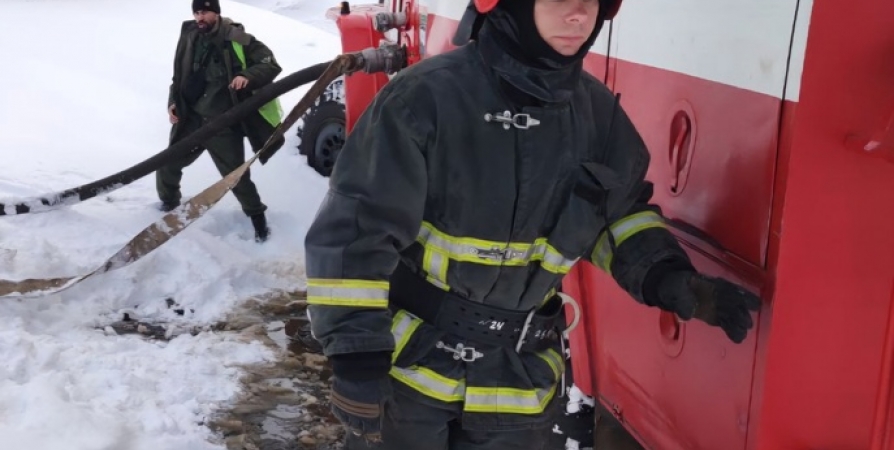 Автомобиль налетел на остановку под Кировском, потребовалась помощь пожарных
