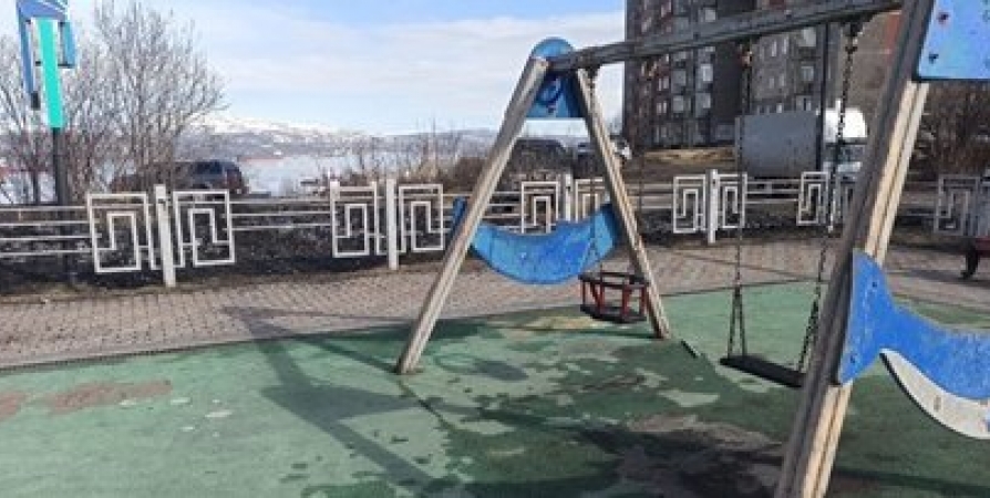 Мурманчане пожаловались на грязь на детских площадках у «Ждущей» и на Шевченко