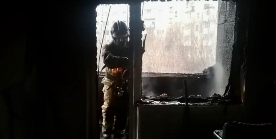 16 мая 2024 года в 02 час. 19 мин. в #МЧСМурманск поступило сообщение о возгорании балконов жилого дома по адресу г. Мурманск, ул. Аскольдовцев, д. 36.  В результате происшествия выгорело четыре балкона с 6-го по 9-ый этаж на общей площади 16 кв. м. В ква