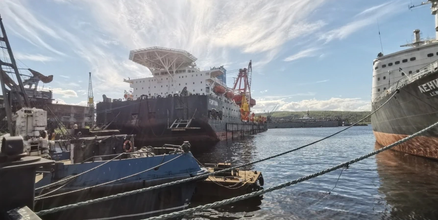 Мурманск корабли морской вокзал. Атомоход ленин мурманск. Вутан судно мурманск. Мурманский рыбный порт причал 40. Орвар судно мурманск.