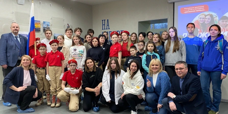 Мончегорск движение. Молодежная организация движение первых. Памятник покорителям монче тундры. Мончегорск имандра. Мончегорск весной.