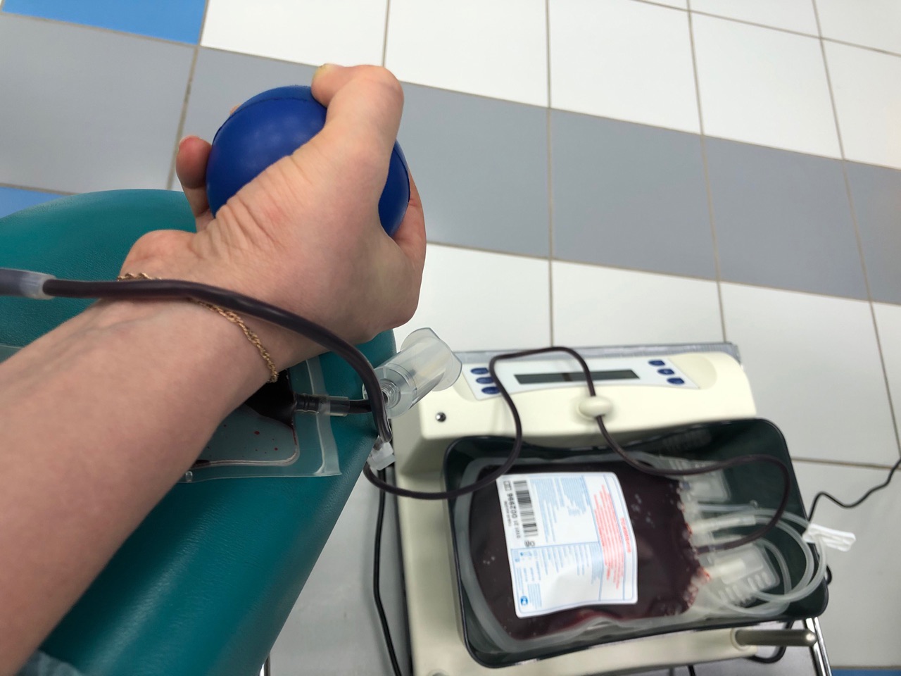 Отец ольги решил сдать кровь в качестве. Аппарат для сдачи крови донора.