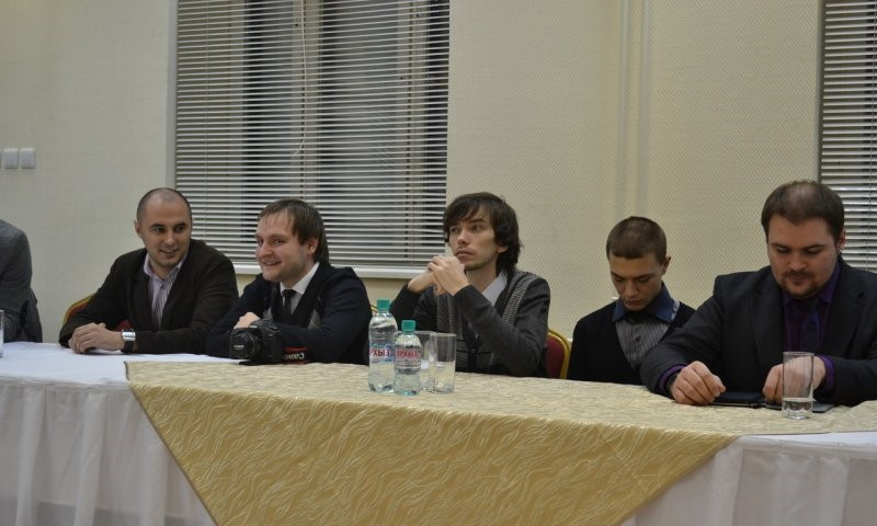 Максим Белов (первый слева)