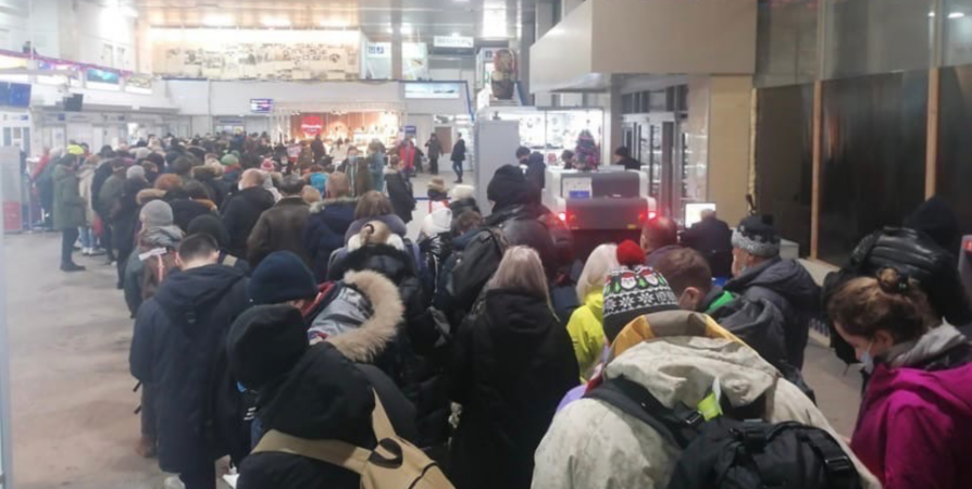 После публикаций о скоплении пассажиров в аэропорту Мурманска началась проверка