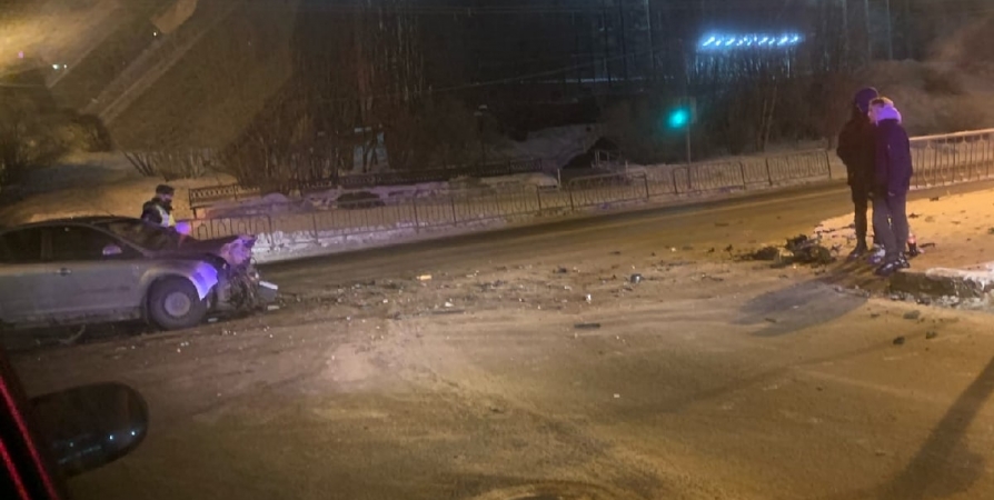 Возле АЗС в Мурманске столкнулись две иномарки