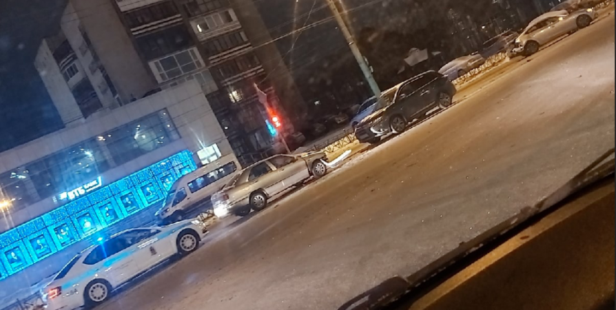 В Мурманске на перекрестке столкнулись три авто [видео]