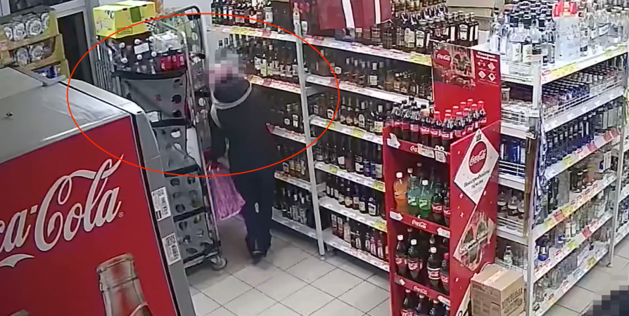 Жительницу Мончегорска поймали на краже алкоголя на 50 тысяч рублей