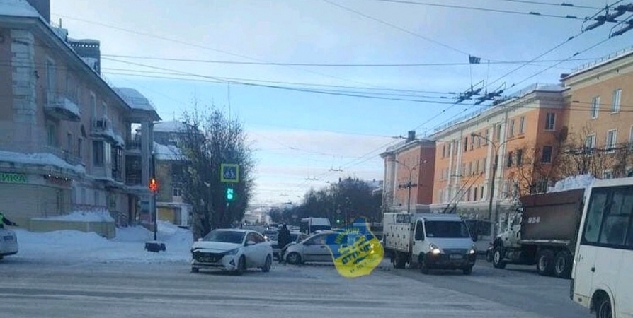 В Мурманске на перекрестке столкнулись четыре легковушки