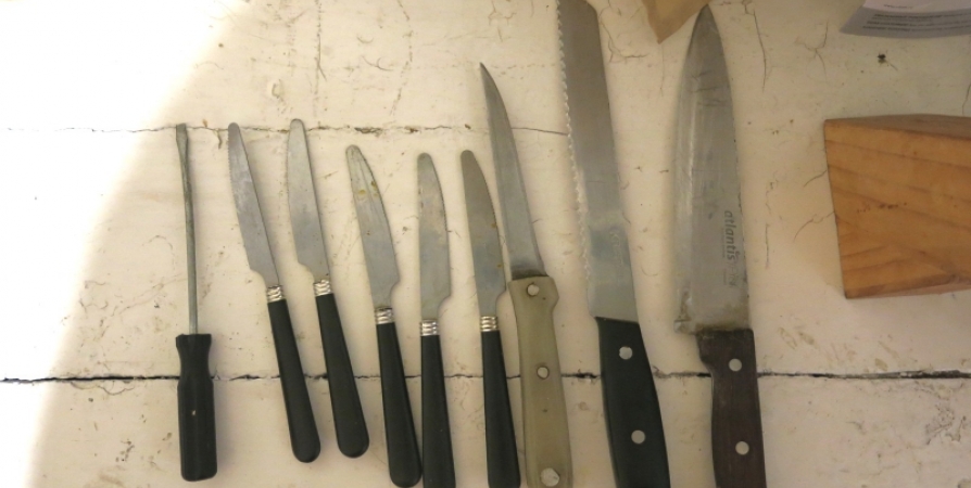 Скрывшаяся после убийства мужа жительница Полярного нанесла ему 62 ножевых