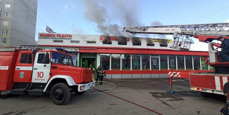 20 человек эвакуировали из-за пожара в ТЦ Мончегорска