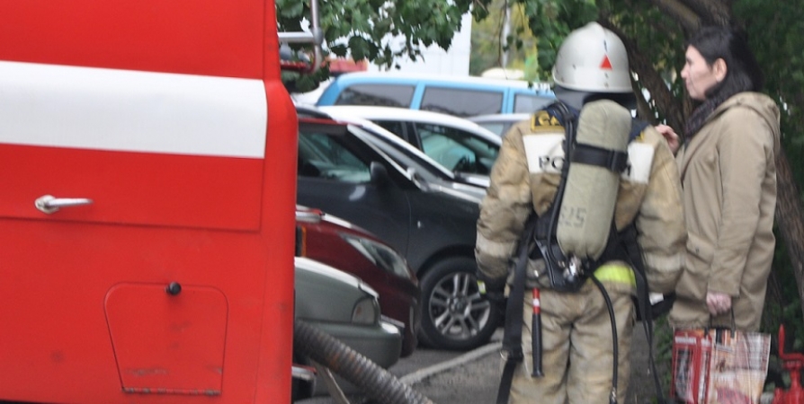 14 пожарных потушили гараж в Мурманске