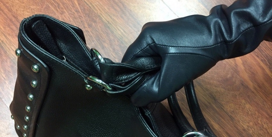 Пенсионерка из Мурманска потеряла сумку со 100 тысячами и не перевела их мошенникам