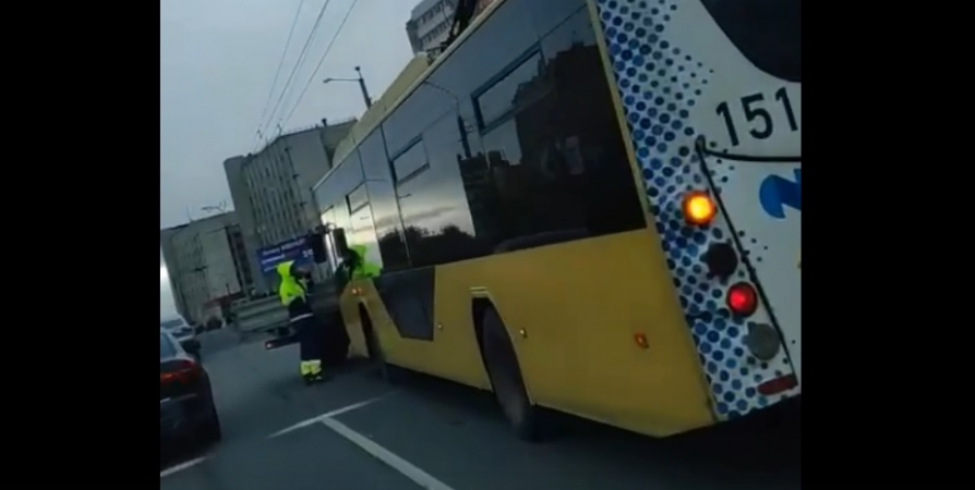 В Мурманске столкнулись троллейбус и «ГАЗель»