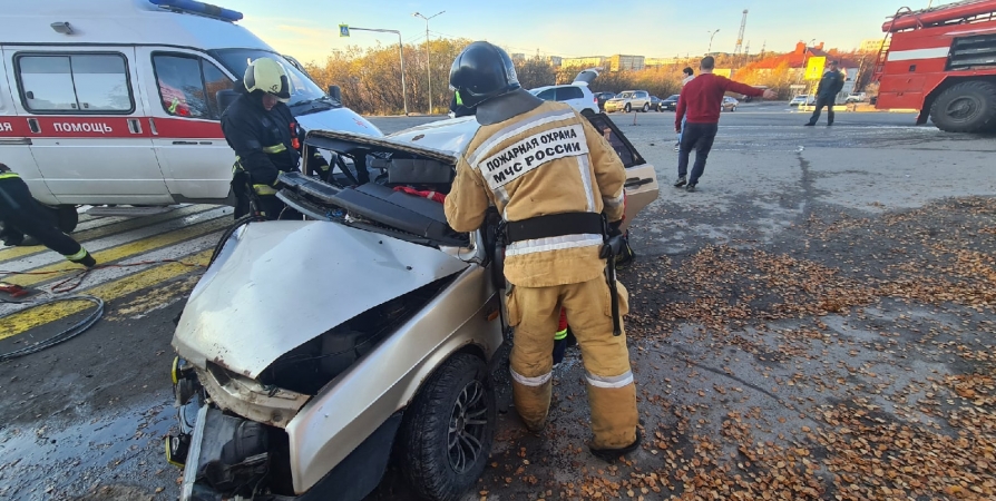 В Североморске спасатели достают зажатых в машине после ДТП