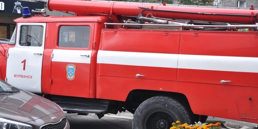 Загоревшийся диван собрал пожарных у девятиэтажки в Росляково