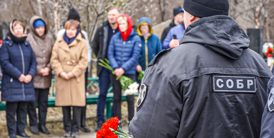 На Аллее Славы в Мурмашах почтили память погибших бойцов СОБР