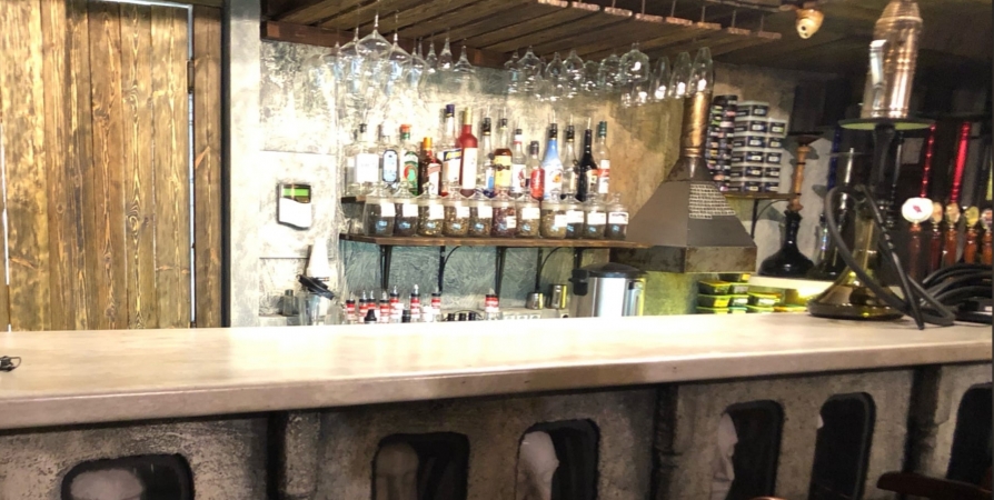 В баре в центре Мурманска дебошир лез в драку с посетителями