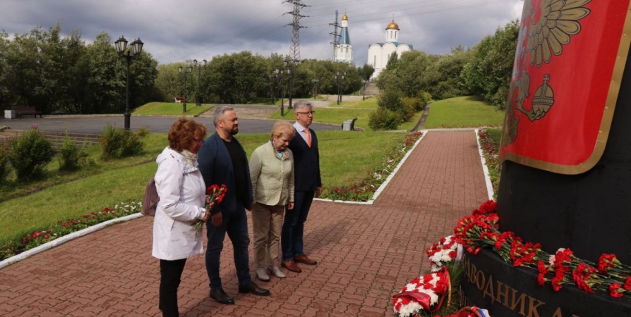 Депутаты горсовета Мурманска возложили цветы к мемориалу морякам-подводникам