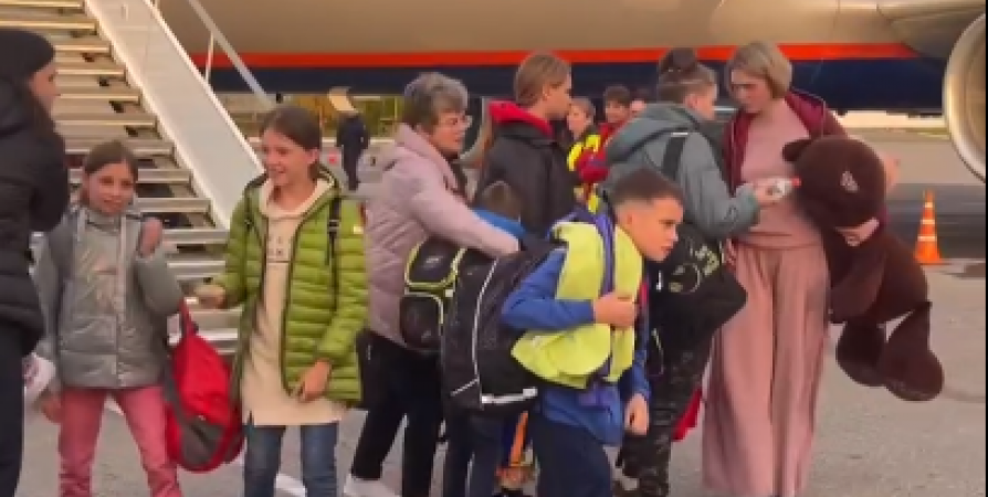 Оставшиеся без родителей дети из ДНР прилетели в Заполярье