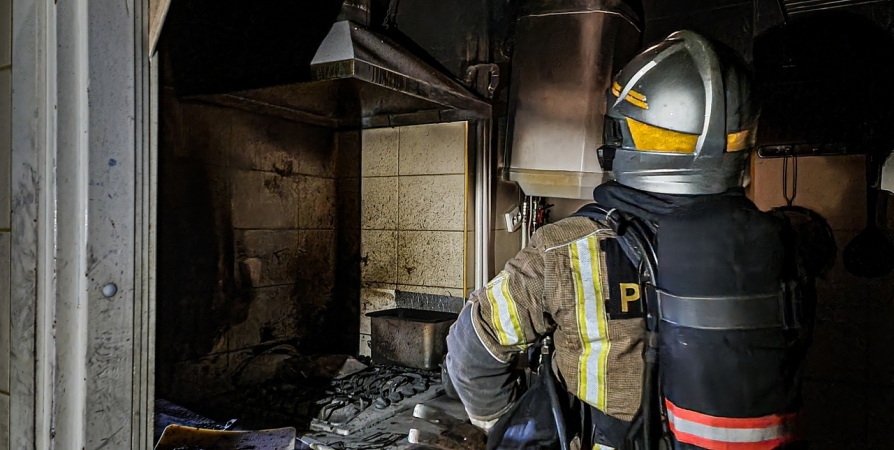 На Дзержинского в Мурманске потушили пожар в кафе