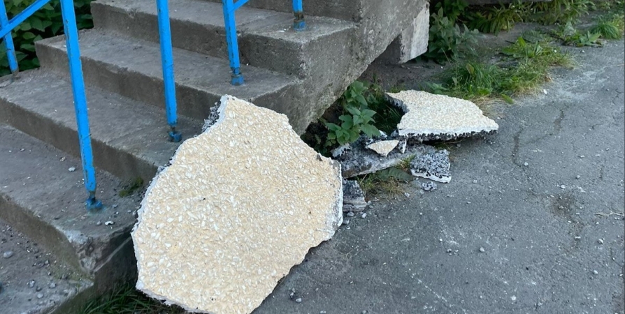 Жители Североморска бьют тревогу: c дома упала бетонная плита