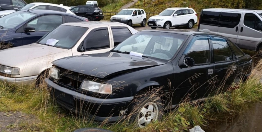 В Мурманске разыскивают владельца брошенного на Орликовой авто