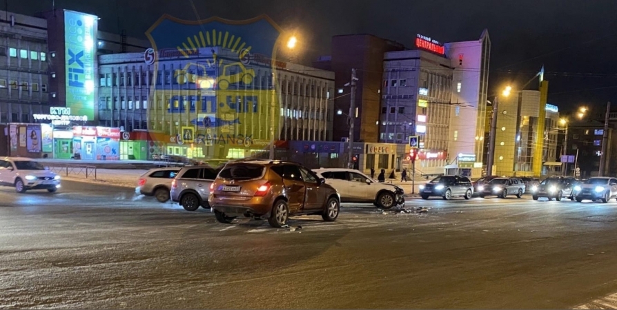 Три автомобиля столкнулись в Мурманске на Карла Маркса