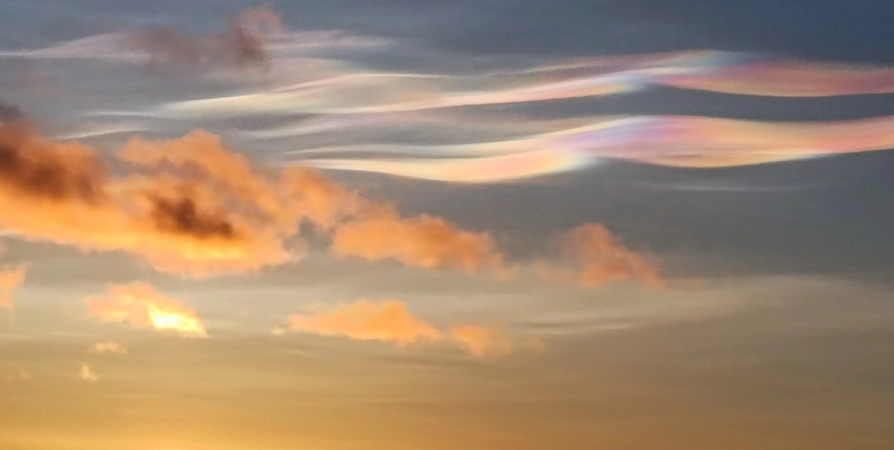 В небе над Мурманском наблюдали перламутровые облака
