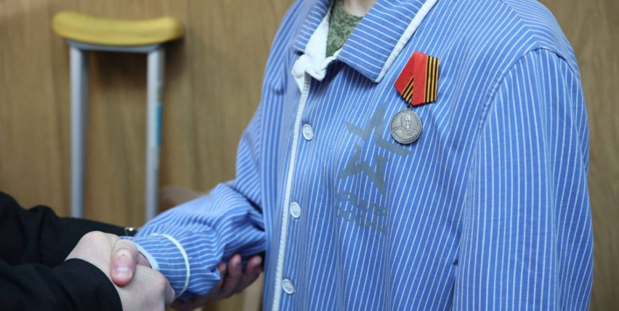 В госпитале Североморска 11 бойцам вручили госнаграды