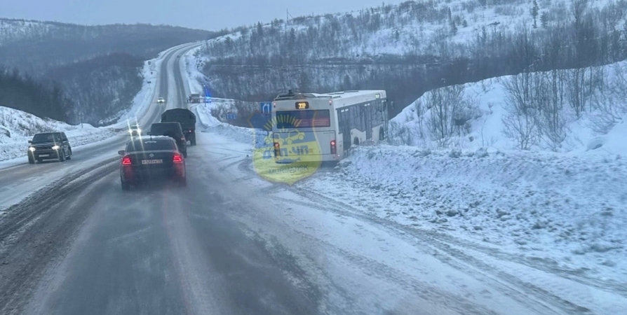 В съехавшем в кювет автобусе по пути в Североморск никто не пострадал