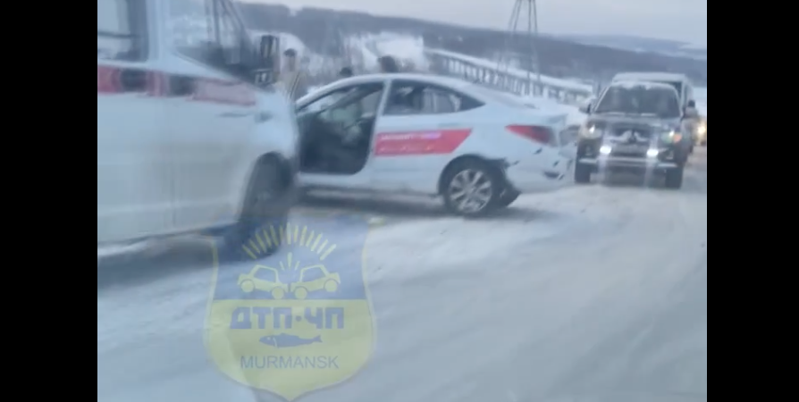 По дороге в аэропорт Мурманска в ДТП пострадал пассажир иномарки