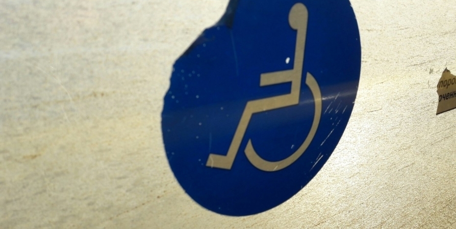 По решению мурманского суда в доме на Кирова установят спецоборудование для кресла-коляски