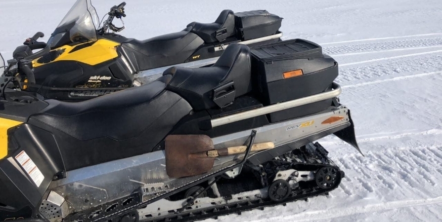 После жесткой посадки вертолета пассажиров на снегоходах доставляют в Ловозеро