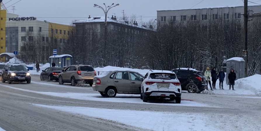 В Мурманске на конечной остановке троллейбуса №10 столкнулись такси и Lada