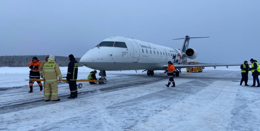 На борту выкатившегося за пределы полосы самолета Мурманск-Архангельск находились 49 пассажиров