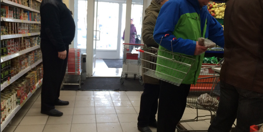 19-летний охранник магазина в Мурманске накупил продуктов по найденной карте