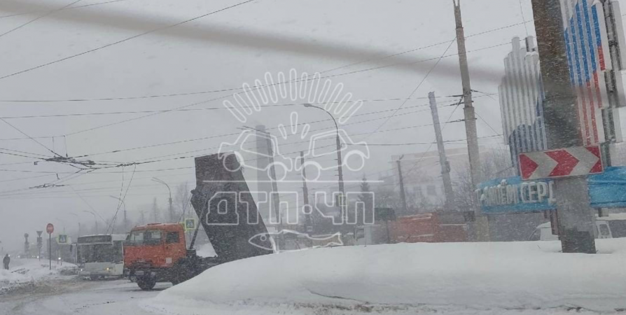 КамАЗ оборвал кузовом провода троллейбусной линии в Мурманске