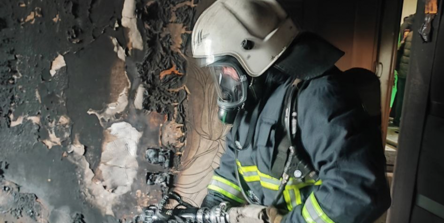 При пожаре в квартире на Чумбарова-Лучинского спасли двух мурманчан