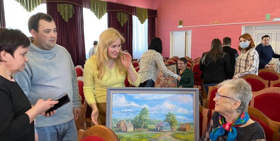 Комнаты подопечных домов престарелых в Заполярье украсили 600 картин художников со всей страны