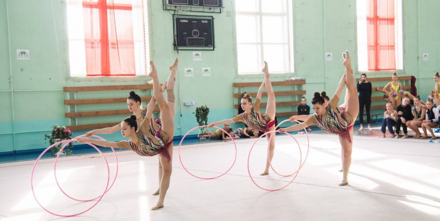 120 гимнасток соревнуются в Мурманске в личном зачете и в групповых упражнениях