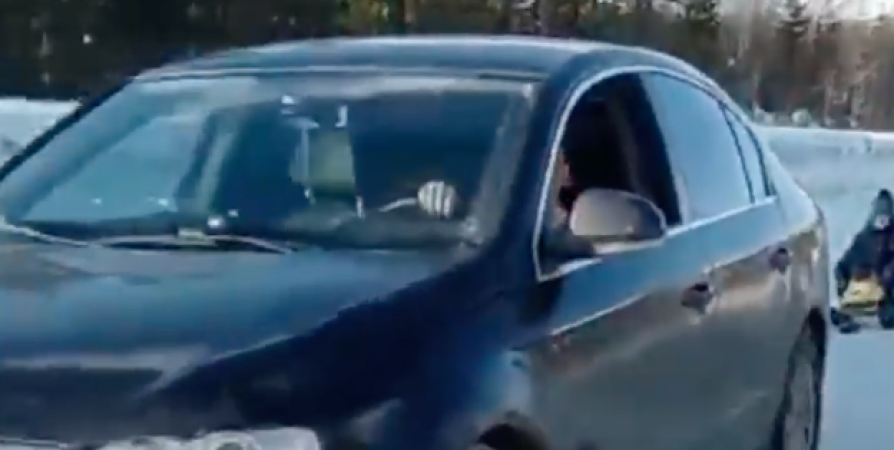 В Апатитах водителя оштрафовали за ребенка на аргамаке, привязанного к авто