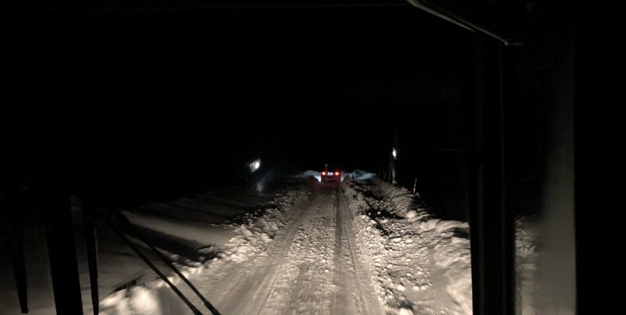 Попавшим в снежный плен на закрытой дороге в Териберку подвозят топливо и еду