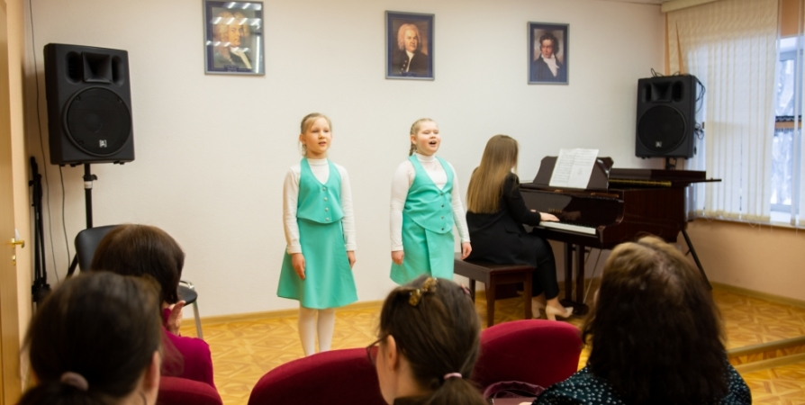 Более 100 юных мурманчан выступили на конкурсе по вокалу