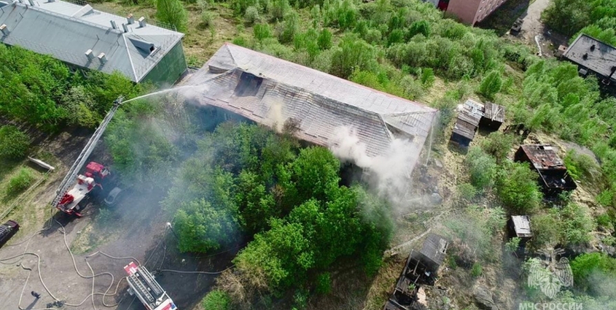 Пожар в двухэтажном доме Мурманска тушили 10 часов