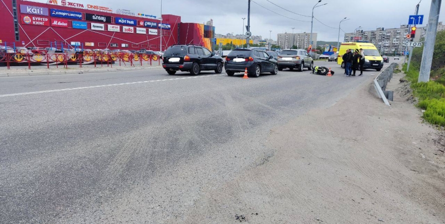 Мотоциклиста госпитализировали после аварии на Рогозерской в Мурманске