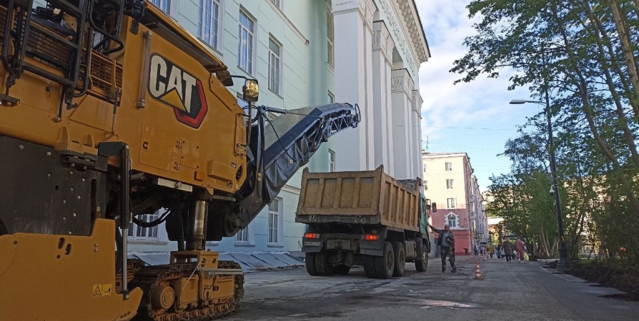 Возле краеведческого музея в Мурманске переложат асфальт