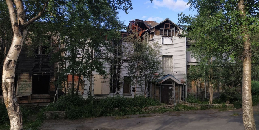 Общественники добиваются консервации или сноса сгоревшего дома в Мурманске