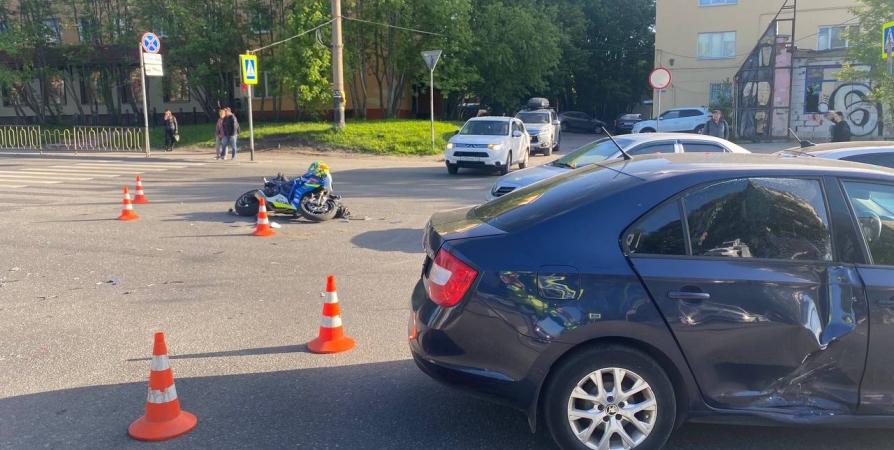 Мотоциклиста доставили в больницу после аварии в центре Мурманска