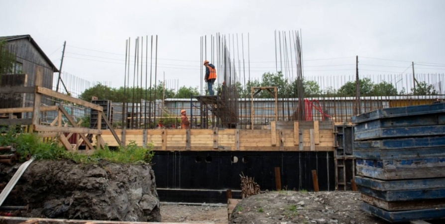 Строители завершили устройство фундамента будущего дома на Бредова в Мурманске