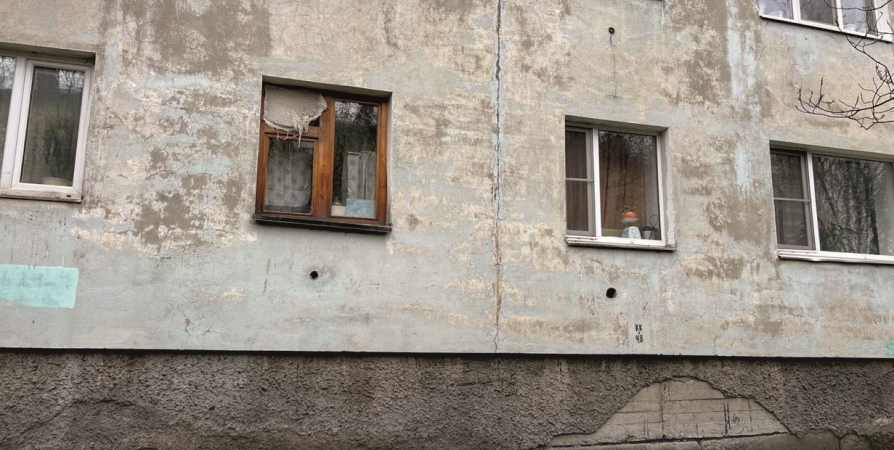 Фасад жилого дома в Мурманске треснул из-за перепланировки на цокольном этаже